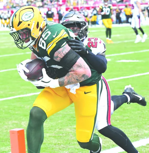 Love’s 2 TD passes lead Packers to narrow win